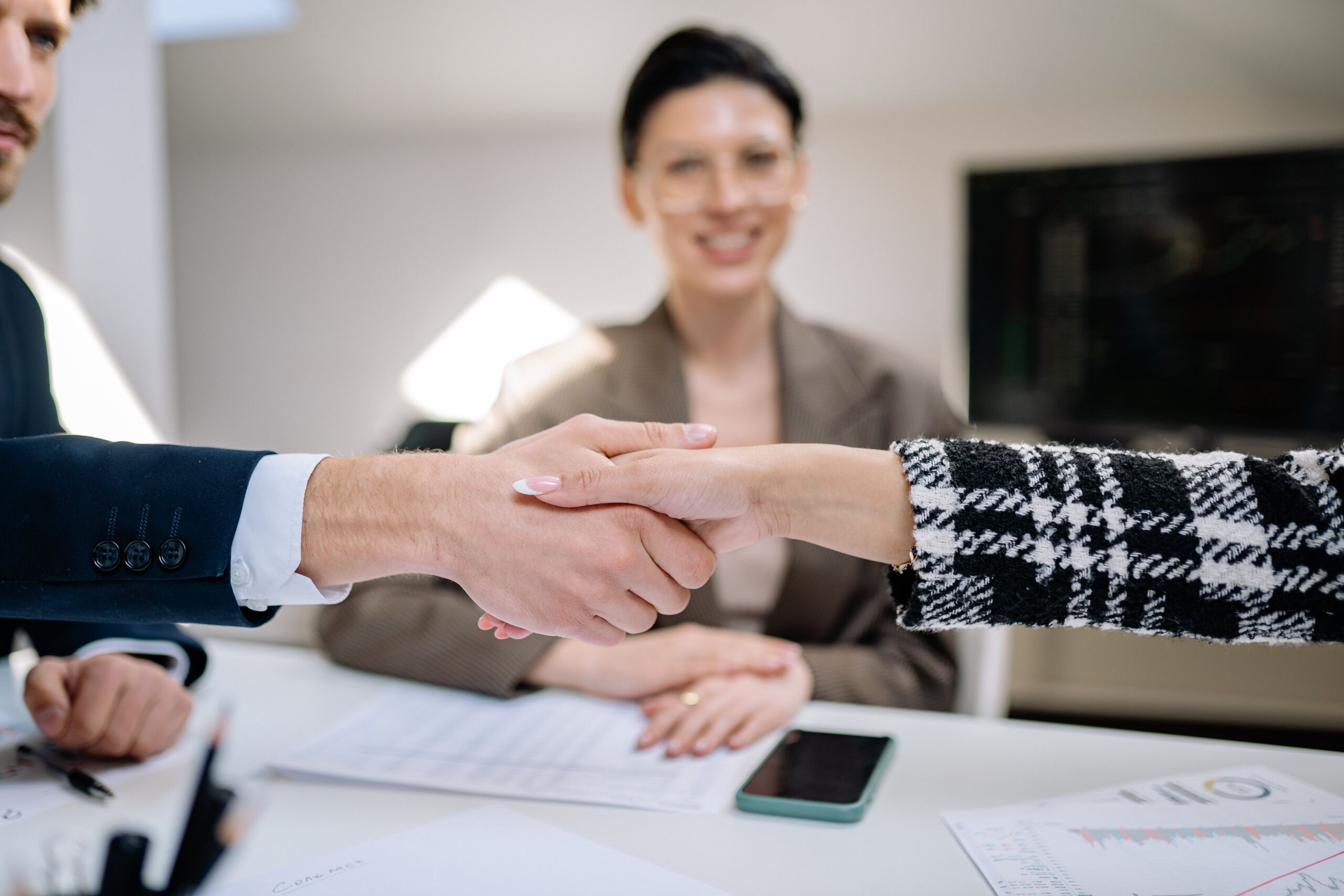 handshake at a table with a third person. Service: Family Mediation, Médiation familiale